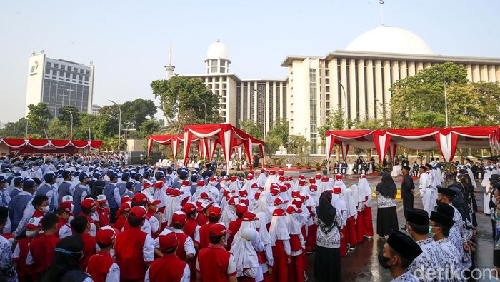 Sejumlah masyarakat mengikuti upacara peringatan HUT ke-77 RI di halaman Masjid Istiqlal, Jakarta, Rabu (17/8/2022).
