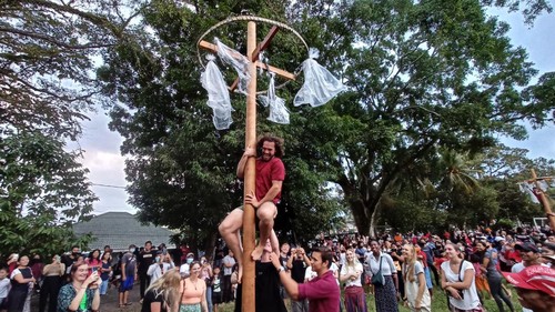 Max Kemp mencoba memanjat batang pinang yang sudah habis hadiahnya dalam perayaan HUT RI Ke-77 di Lapangan Alit Saputra, Desa Dajan Peken, Tabanan, Rabu (17/8/2022).