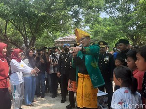 Sandiaga Uno Jadi Pembina Upacara Bendera HUT RI di Pulau Untung Jawa