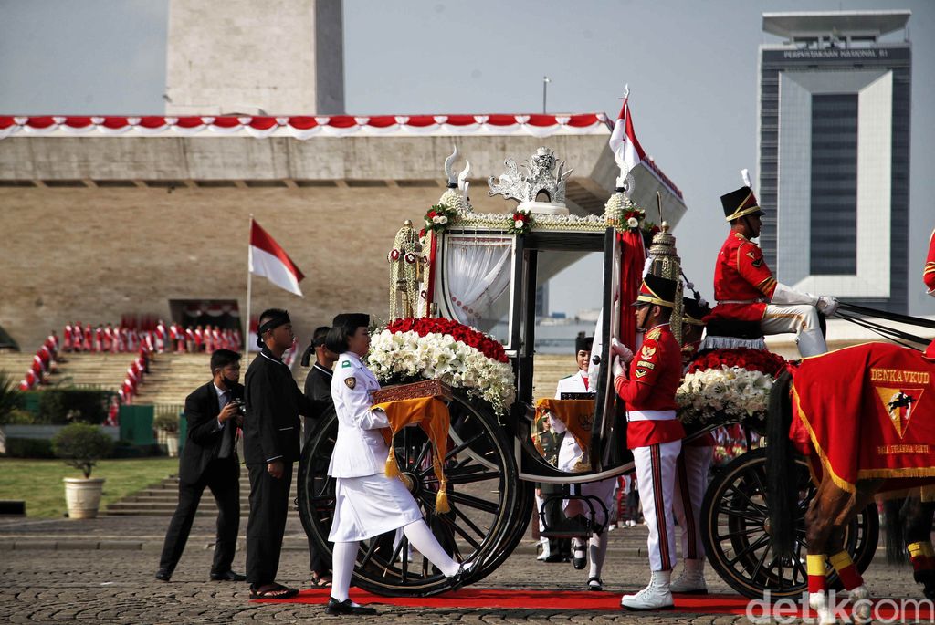 Sejumlah pasukan yang membawa bendera pusaka merah putih saat pawai kirab budaya pusaka di kawasan Monas, Jakarta Pusat, Rabu (17/8/2022). Kegiatan itu bertujuan untuk memperingati HUT ke-77 Republik Indonesia.