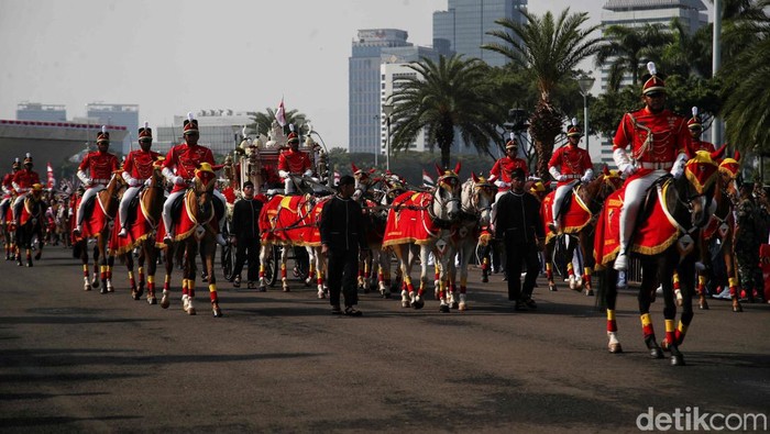 Sejumlah pasukan yang membawa bendera pusaka merah putih saat pawai kirab budaya pusaka di kawasan Monas, Jakarta Pusat, Rabu (17/8/2022). Kegiatan itu bertujuan untuk memperingati HUT ke-77 Republik Indonesia.