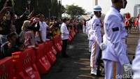 Pukul 09.00 WIB, iring-iringan kirab budaya sampai di Istana Merdeka, disambut Presiden Joko Widodo (Jokowi).