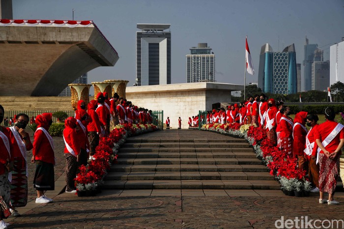 200 Perempuan Berkebaya di Kirab Monas HUT ke-77 RI 200 Perempuan Berkebaya di Kirab Monas HUT ke-77 RI