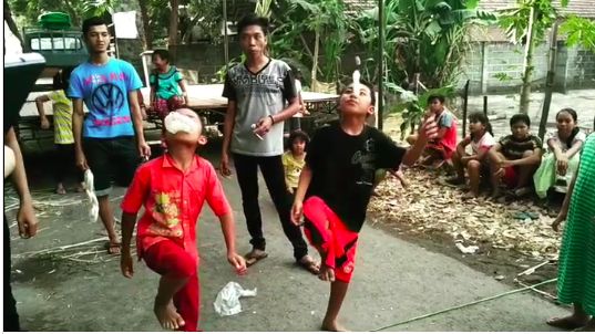 Momen kocak lomba makan kerupuk