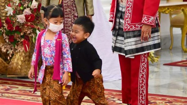 Imutnya 2 Cucu Jokowi Berbaju Adat di Momen HUT Ke-77 RI