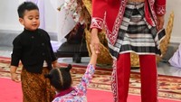 Sedah Mirah tampak mengenakan baju kebaya kutu baru bernuansa pink lengkap dengan selendang dan kain batik. Sedangkan Panembahan Al Nahyan mengenakan beskap berwarna hitam dan celana kain batik. 