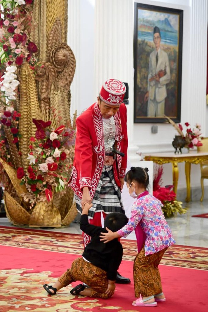 Momen Presiden Jokowi bersama cucu Sedah Mirah dan Panembahan Al Nahyan (Foto: Muchlis Jr - Biro Pers Sekretariat Presiden)