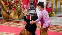 Momen Sedah Mirah dan Panembahan Al Nahyan mengenaikan baju adat ini juga diketahui diunggah Jokowi melalui akun instagram resminya. Jokowi menyebut dua cucunya telah mengenakan baju adat sejak pagi dan tak sabar melihat kirab budaya.