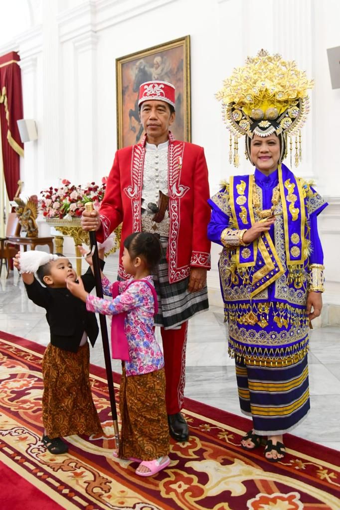 Momen Presiden Jokowi bersama cucu Sedah Mirah dan Panembahan Al Nahyan menyaksikan kirab budaya pada peringatan HUT ke-77 kemerdekaan RI, Rabu, 17 Agustus 2022. (Muchlis Jr - Biro Pers Sekretariat Presiden)