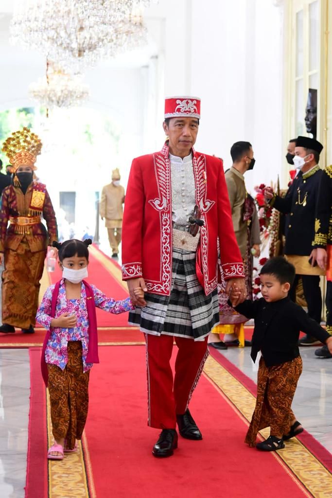 Momen Presiden Jokowi bersama cucu Sedah Mirah dan Panembahan Al Nahyan menyaksikan kirab budaya pada peringatan HUT ke-77 kemerdekaan RI, Rabu, 17 Agustus 2022. (Muchlis Jr - Biro Pers Sekretariat Presiden)