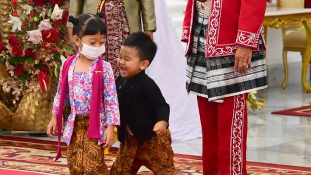 Momen Presiden Jokowi bersama cucu Sedah Mirah dan Panembahan Al Nahyan menyaksikan kirab budaya pada peringatan HUT ke-77 kemerdekaan RI, Rabu, 17 Agustus 2022. (Muchlis Jr - Biro Pers Sekretariat Presiden)