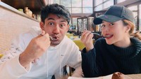 Salah satunya ada momen bersama Beby Stabina di kafe. Saat itu, mereka menikmati kue cokelat. Foto: Instagram