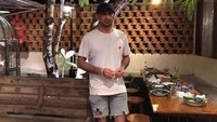 Nah, kalau yang satu ini adalah momen Reza Rahadian saat berkunjung ke Semarang. Ia mampir ke restoran lokal untuk menikmati kuliner khas. Foto: Instagram