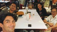 Selain dengan teman-temannya, Reza Rahadian juga sering ajak keluarga makan bersama. Seperti yang terlihat pada foto ini. Foto: Instagram