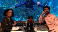 Ini adalah momen makan bersama dengan sang Ibu. Ia mengajak ibunya makan bersama di restoran bawah laut dalam rangka hari ulang tahun Ibunya. Foto: Instagram