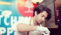 Terakhir ada momen Reza Rahadian saat mengikuti kelas memasak. Ia tampak sibuk menghias kue cokelat. Foto: Instagram