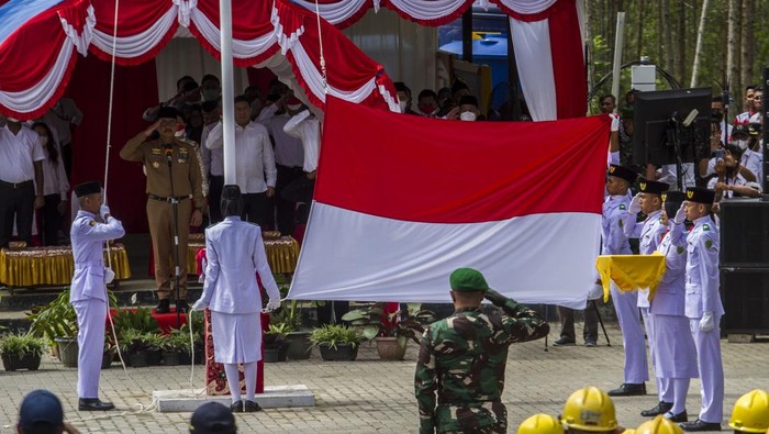 Kepala Badan Otorita Ibu Kota Negara (IKN) Nusantara Bambang Susantono (tengah) memimpin pengibaran Bendera Merah Putih di lokasi titik nol Nusantara di Kecamatan Sepaku, Kabupaten Penajam Paser Utara, Kalimantan Selatan, Rabu (17/8/2022). Dalam rangka memperingati hari kemerdekaan Republik Indonesia ke-77 pihak Otorita IKN Nusantara melaksanakan pengibaran bendera Merah Putih pertama di kawasan titik nol IKN Nusantara yang melibatkan seluruh pekerja proyek, TNI, POLRI, Pemerintah Kecamatan,pelajar dan tokoh adat serta tokoh masyarakat. ANTARA FOTO/Bayu Pratama S/rwa.