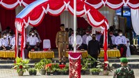 Kepala Badan Otorita Ibu Kota Negara (IKN) Nusantara Bambang Susantono (tengah) memimpin pengibaran Bendera Merah Putih di lokasi titik nol Nusantara di Kecamatan Sepaku, Kabupaten Penajam Paser Utara, Kalimantan Selatan, Rabu (17/8/2022).  