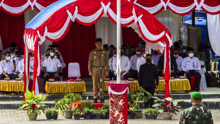 Momen Sejarah Upacara HUT RI Pertama di IKN Nusantara Kepala Badan Otorita Ibu Kota Negara (IKN) Nusantara Bambang Susantono (tengah) memimpin pengibaran Bendera Merah Putih di lokasi titik nol Nusantara di Kecamatan Sepaku, Kabupaten Penajam Paser Utara, Kalimantan Selatan, Rabu (17/8/2022). Dalam rangka memperingati hari kemerdekaan Republik Indonesia ke-77 pihak Otorita IKN Nusantara melaksanakan pengibaran bendera Merah Putih pertama di kawasan titik nol IKN Nusantara yang melibatkan seluruh pekerja proyek, TNI, POLRI, Pemerintah Kecamatan,pelajar dan tokoh adat serta tokoh masyarakat. ANTARA FOTO/Bayu Pratama S/rwa.