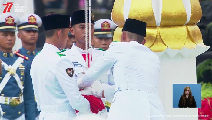 Momen Tim Pancasila Tangguh Kibarkan Sang Merah Putih di Istana (Tangkapan Layar)