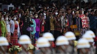 Tamu undangan memberikan hormat saat pengibaran Bendera Merah Putih dalam Upacara Peringatan Detik-Detik Proklamasi Kemerdekaan ke-77 Republik Indonesia di Istana Merdeka, Jakarta, Rabu (17/8/2022).   