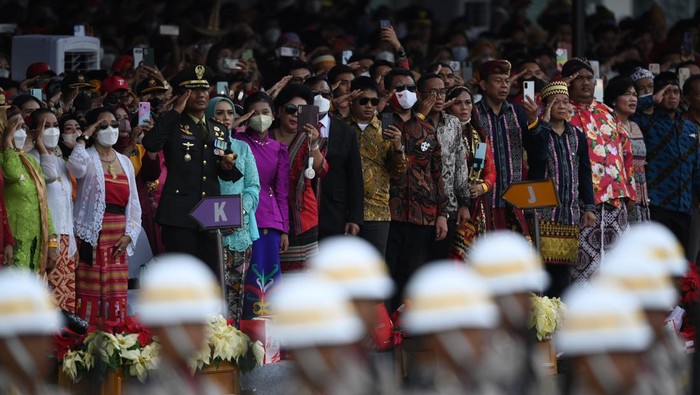 Presiden Joko Widodo (tengah) bertepuk tangan usai pengibaran bendera Merah Putih dalam Upacara Peringatan Detik-Detik Proklamasi Kemerdekaan ke-77 Republik Indonesia di Istana Merdeka, Jakarta, Rabu (17/8/2022). HUT ke-77 RI tersebut mengangkat tema Pulih Lebih Cepat, Bangkit Lebih Kuat. ANTARA FOTO/POOL/Sigid Kurniawan/rwa.