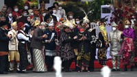 Sejumlah menteri Kabinet Indonesia Maju berjoget saat penyanyi cilik Farel Prayoga tampil disela Upacara Peringatan Detik-Detik Proklamasi Kemerdekaan ke-77 Republik Indonesia di Istana Merdeka.  