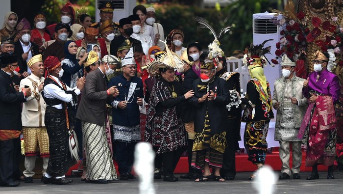 Momen Upacara Detik-detik Proklamasi di Istana Merdeka Presiden Joko Widodo (tengah) bertepuk tangan usai pengibaran bendera Merah Putih dalam Upacara Peringatan Detik-Detik Proklamasi Kemerdekaan ke-77 Republik Indonesia di Istana Merdeka, Jakarta, Rabu (17/8/2022). HUT ke-77 RI tersebut mengangkat tema Pulih Lebih Cepat, Bangkit Lebih Kuat. ANTARA FOTO/POOL/Sigid Kurniawan/rwa.