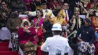 Menjelang akhir rangkaian upacara, penyanyi cilik Farel Prayoga tampil disela Upacara Peringatan Detik-Detik Proklamasi Kemerdekaan ke-77 Republik Indonesia di Istana Merdeka.  