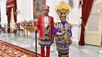 Jokowi kembali memakai baju adat dalam upacara HUT ke-77 RI. Jokowi mengenakan baju adat Dolomani dari Buton, Sulawesi Tenggara.  