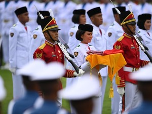 Momen Upacara Penurunan Bendera di Istana Merdeka