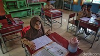 Safar mengungkapkan murid-murid dari SD ini mayoritas merupakan anak-anak dari keluarga nelayan yang mendiami Pulau Telaga Kecil. SDN 006 Telaga Kecil ini satu-satunya sekolah dasar yang ada di pulau ini.