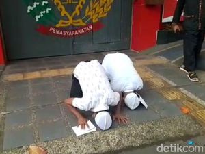 Sujud Syukur Napi di Sukabumi Usai Bebas Dari Bui