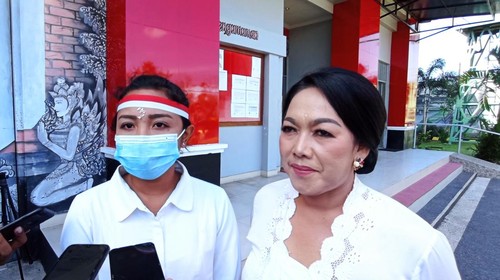 Narapidana bebas Ni Putu Ratna Dewi bersama Plt Kepala LPP Kelas II-A Kerobokan Ni Luh Putu Andiyani.