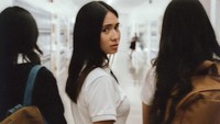 Lagu terbarunya berjudul High School in Jakarta. Mengisahkan percintaannya pada masak SMA. Foto: Instagram @nikizefanya