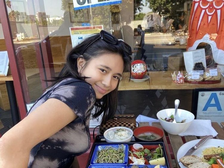 10 Momen Keren Niki Zefanya Saat Ngopi dan Makan Bareng Lisa BLACKPINK