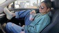 Niki sering sekai memesan minuman dari Starbucks. Ini pose kerennya saat menikmati segelas minuman dengan rasa stroberi yang segar. Foto: Instagram @nikizefanya
