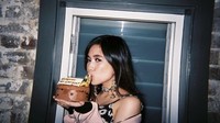 Pose keren Niki yang lain ketika foto dengan kue cokelat. Tampaknya saat itu sedang merayakan hari ulang tahunnya. Foto: Instagram @nikizefanya