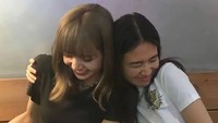 Ternyata Niki dan Lisa BLACKPINK adalah sahabat baik. Begini momennya ketika makan hidangan khas Thailand bersama Lisa. Foto: Instagram @nikizefanya