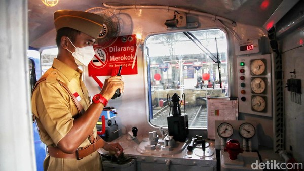 Masinis mengoperasikan 2 sarana kereta api bersejarah yaitu Lokomotif Bon-Bon dan Kereta Djoko Kendil dari Stasiun Jakarta Kota menuju Stasiun Tanjung Priok, Rabu (17/8). Masinis mengoperasikan 2 sarana kereta api bersejarah yaitu Lokomotif Bon-Bon dan Kereta Djoko Kendil dari Stasiun Jakarta Kota menuju Stasiun Tanjung Priok, Rabu (17/8).