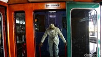 Para peserta serta petugas pada kereta bersejarah tersebut menggunakan kostum kemerdekaan. Hal itu untuk mengenang perjuangan para pahlawan yang telah gugur.