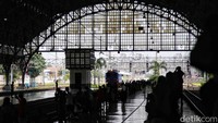 Jalur kereta listrik di Batavia (Jakarta) ini menandai dibukanya sistem angkutan umum massal yang ramah lingkungan, yang juga merupakan salah satu sistem transportasi paling maju di Asia pada zamannya.