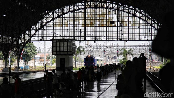 Jalur kereta listrik di Batavia (Jakarta) ini menandai dibukanya sistem angkutan umum massal yang ramah lingkungan, yang juga merupakan salah satu sistem transportasi paling maju di Asia pada zamannya.