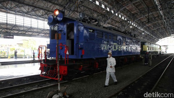 Lokomotif Bon-Bon atau Lokomotif Listrik ESS3201 merupakan lokomotif listrik pertama yang beroperasi di Indonesia. Lokomotif ini mulai dijalankan pada 6 April 1925 dalam peresmian elektrifikasi jalurkereta api yang pertama kalinya pada rute Tanjung Priok - Meester Cornelis (Jatinegara). Lokomotif Bon-Bon atau Lokomotif Listrik ESS3201 merupakan lokomotif listrik pertama yang beroperasi di Indonesia. Lokomotif ini mulai dijalankan pada 6 April 1925 dalam peresmian elektrifikasi jalurkereta api yang pertama kalinya pada rute Tanjung Priok - Meester Cornelis (Jatinegara).