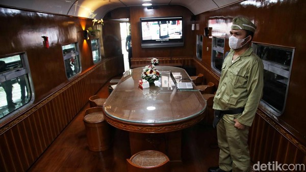 etelah direstorasi, kapasitas total Kereta Djoko Kendil yaitu 41 tempat duduk dengan fasilitas balkon, ruang utama, mini bar, ruang santai, dan ruang makan atau ruang rapat. etelah direstorasi, kapasitas total Kereta Djoko Kendil yaitu 41 tempat duduk dengan fasilitas balkon, ruang utama, mini bar, ruang santai, dan ruang makan atau ruang rapat.