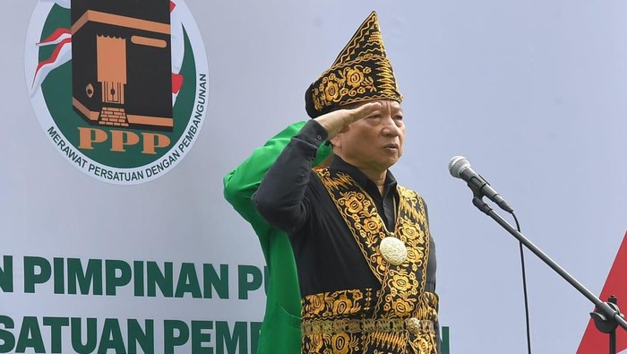 Pakai Baju Adat NTT, Suharso Pimpin Upacara HUT RI di Kantor PPP