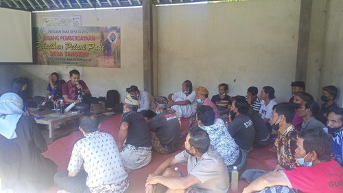 Para petani Karangasem saat mendapat penyuluhan dan praktek pembuatan pupuk PGPR, Selasa (16/8/2022).