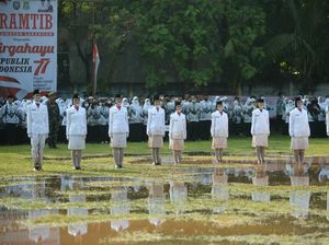 Saat Paskibra Larangan Tangerang Becek-becekan di Upacara HUT RI