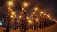 Pawai tersebut mengelilingi sejumlah ruas jalan di kota yang diikuti oleh TNI, Polri, PNS, pelajar dan berbagai lapisan masyarakat yang digelar dalam rangka memperingati HUT ke-77 Kemerdekaan RI. (Teguh Prihatna/Antara Foto)