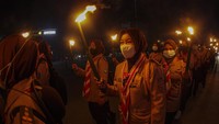 Sejumlah pelajar mengikuti pawai obor bersama menggunakan baju pramuka lengkap di Dataran Engku Hamidah, Batam, Kepulauan Riau, Selasa (16/8/2022) malam. (Teguh Prihatna/Antara Foto)
